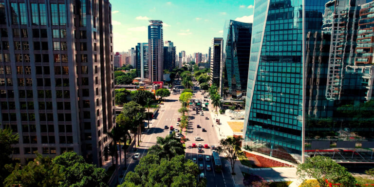 Os benefícios de morar perto de centros comerciais e serviços